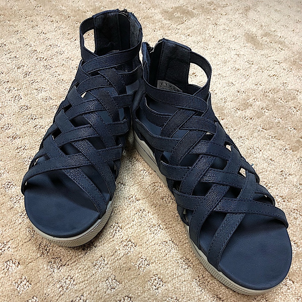 Sketchers lux comfort sandals in Navy faux leather.